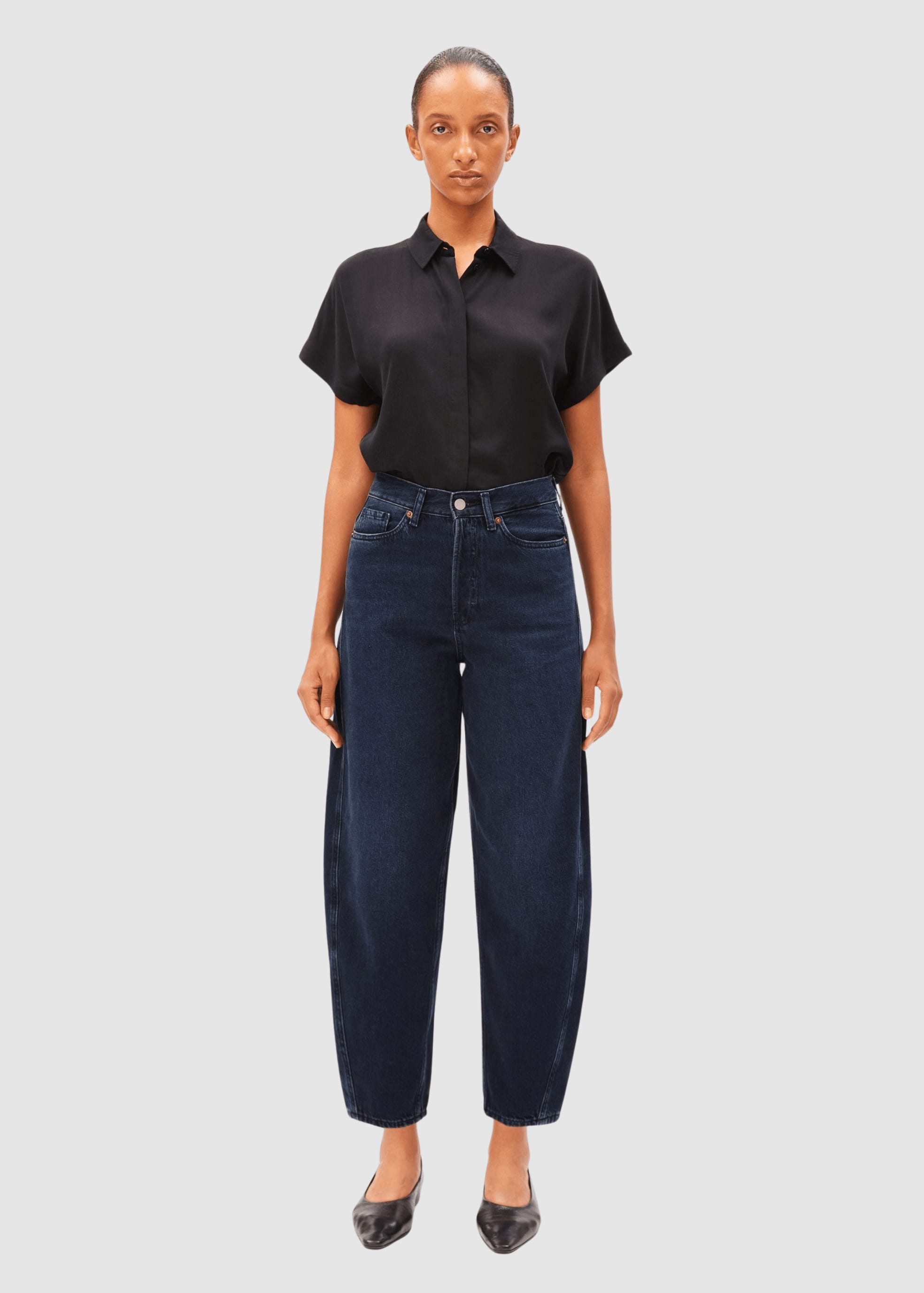 armedangels-baarly-high-waist-barrel-jean-fluid-ink-5.jpeg Baarly High Waist Barrel Jean Fluid Ink