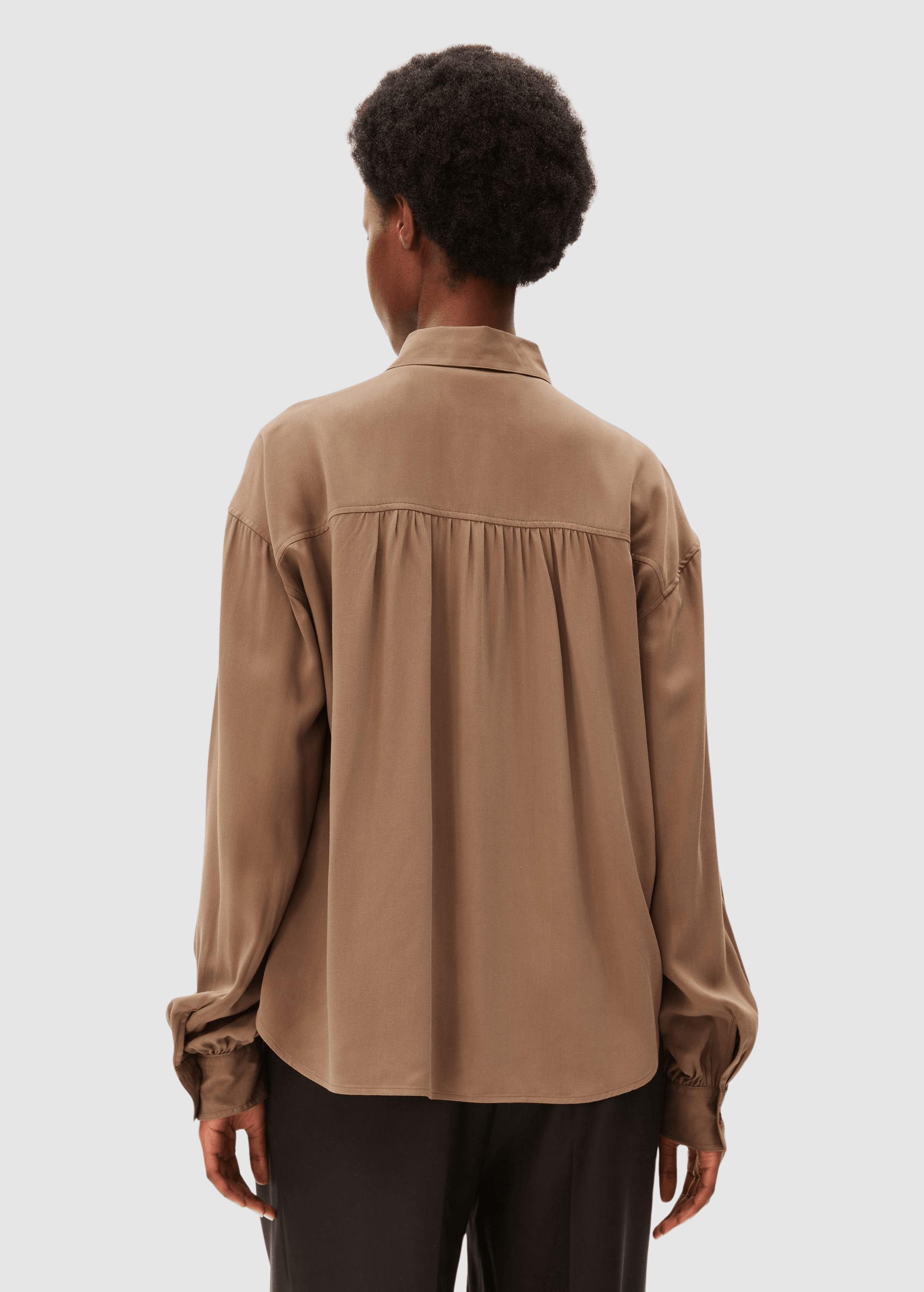 armedangels-efinaraa-ecovero-blouse-amberwood-2.jpeg Efinaraa Ecovero Blouse Amberwood