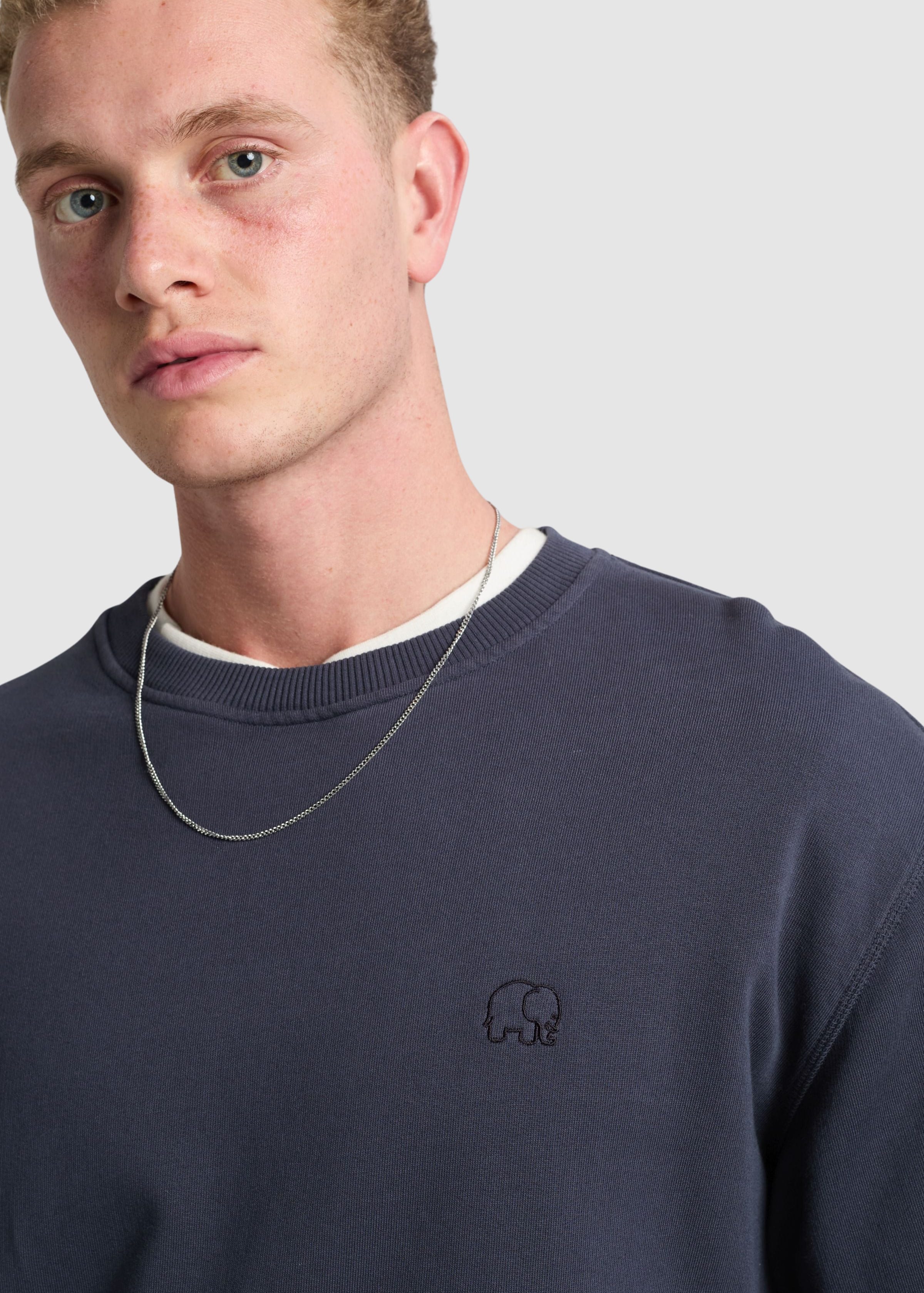trendsplant-essential-sweatshirt-parisian-blue-3.jpeg Essential Sweatshirt Parisian Blue