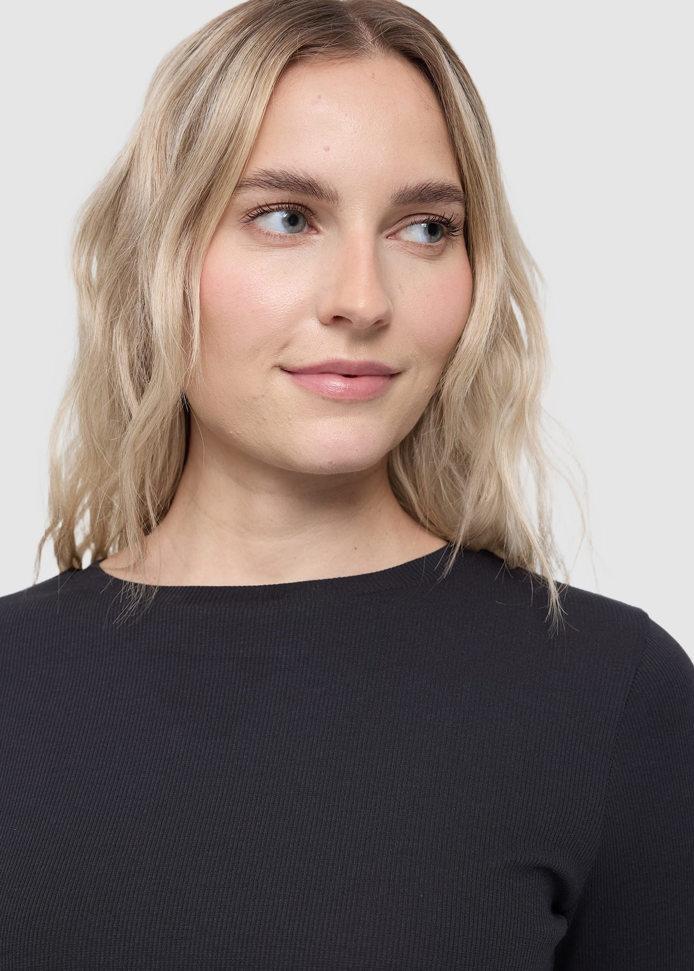 mazine-babylock-hems-longsleeve-black-5.jpeg Babylock Hems Longsleeve Black