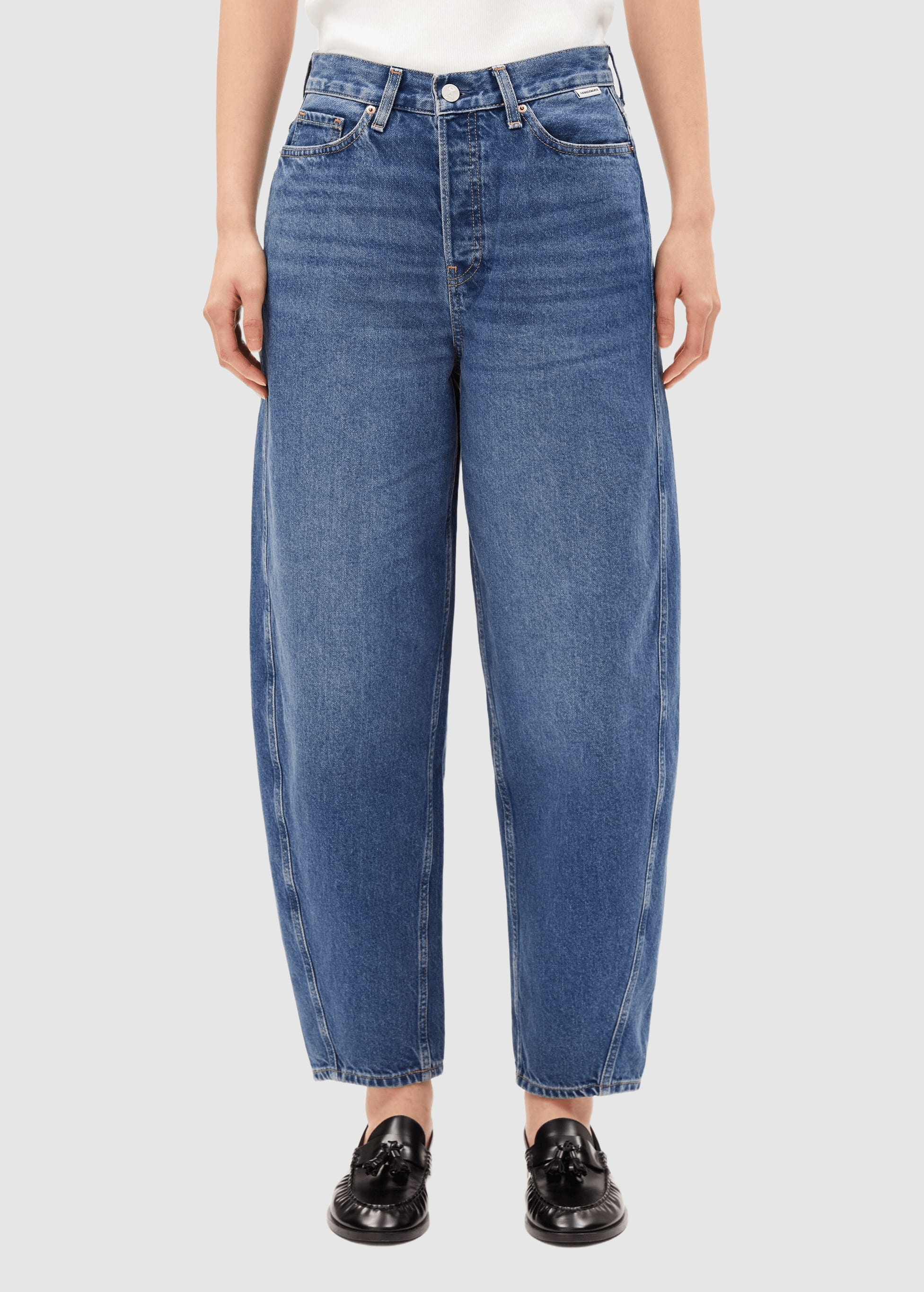 armedangels-baarly-high-waist-barrel-jean-crunchy-1.jpeg Baarly High Waist Barrel Jean Crunchy