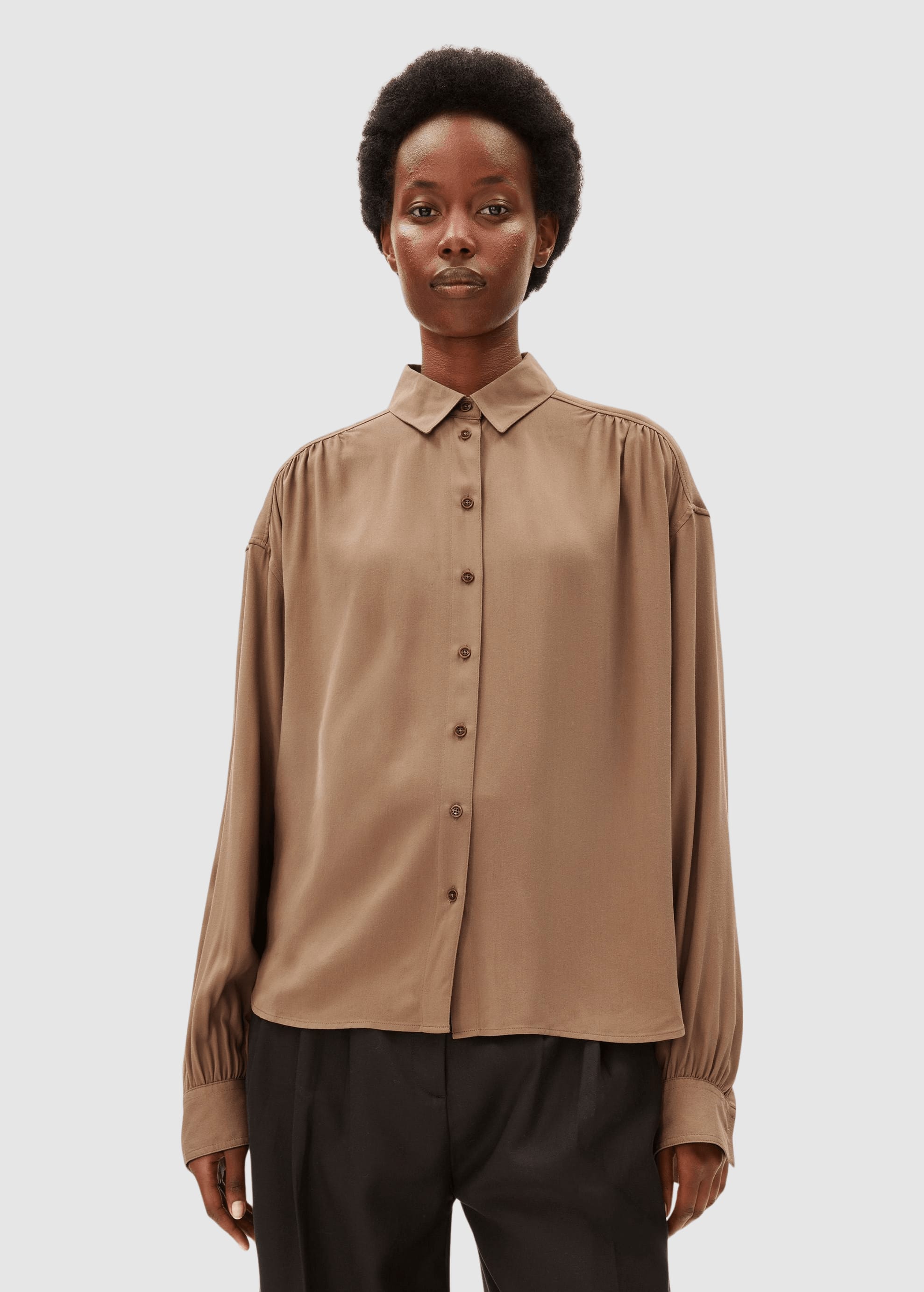 armedangels-efinaraa-ecovero-blouse-amberwood-1.jpeg Efinaraa Ecovero Blouse Amberwood