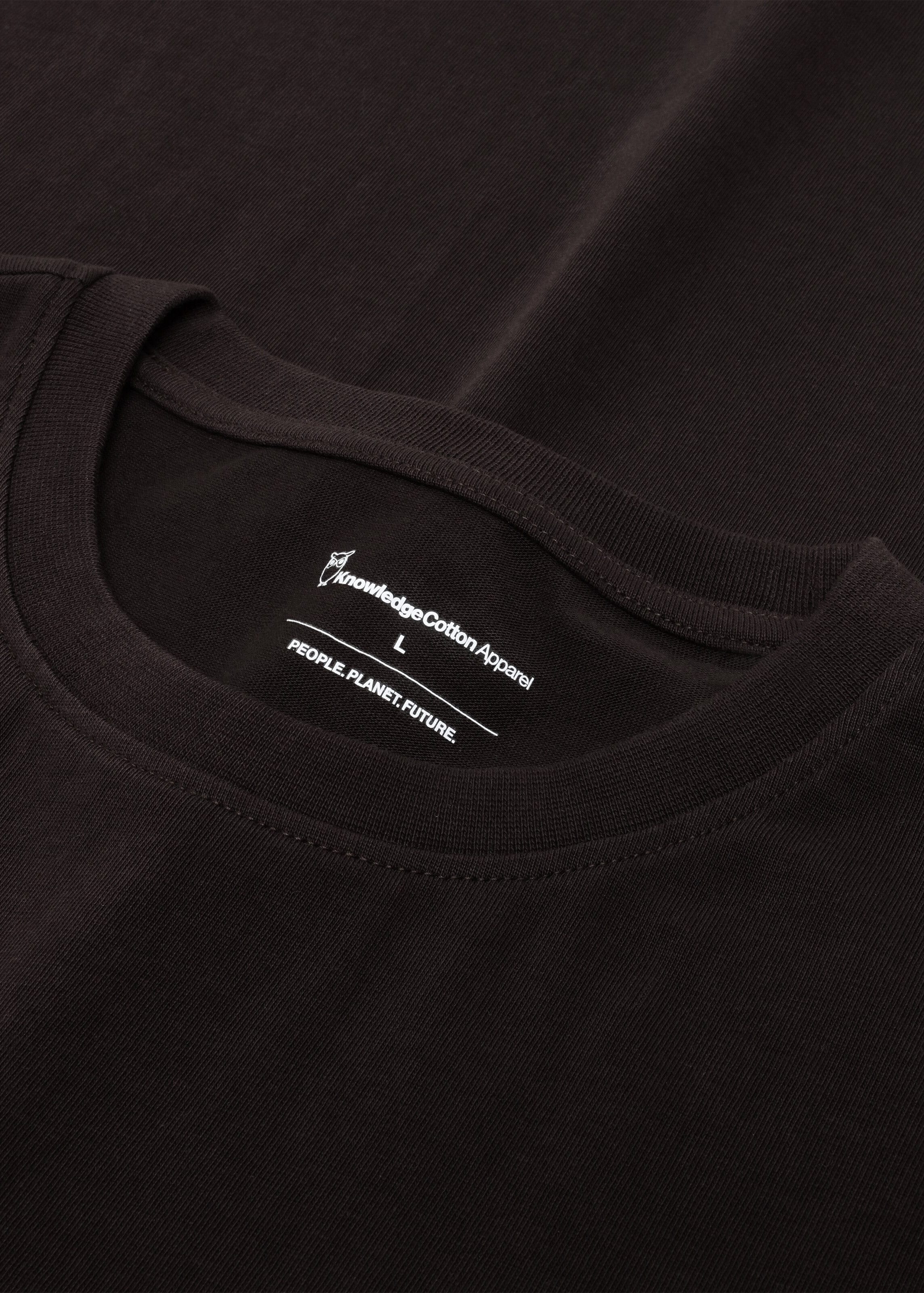 knowledge-cotton-apparel-badge-t-shirt-chocolate-torte-3.jpeg Badge T-Shirt Chocolate Torte