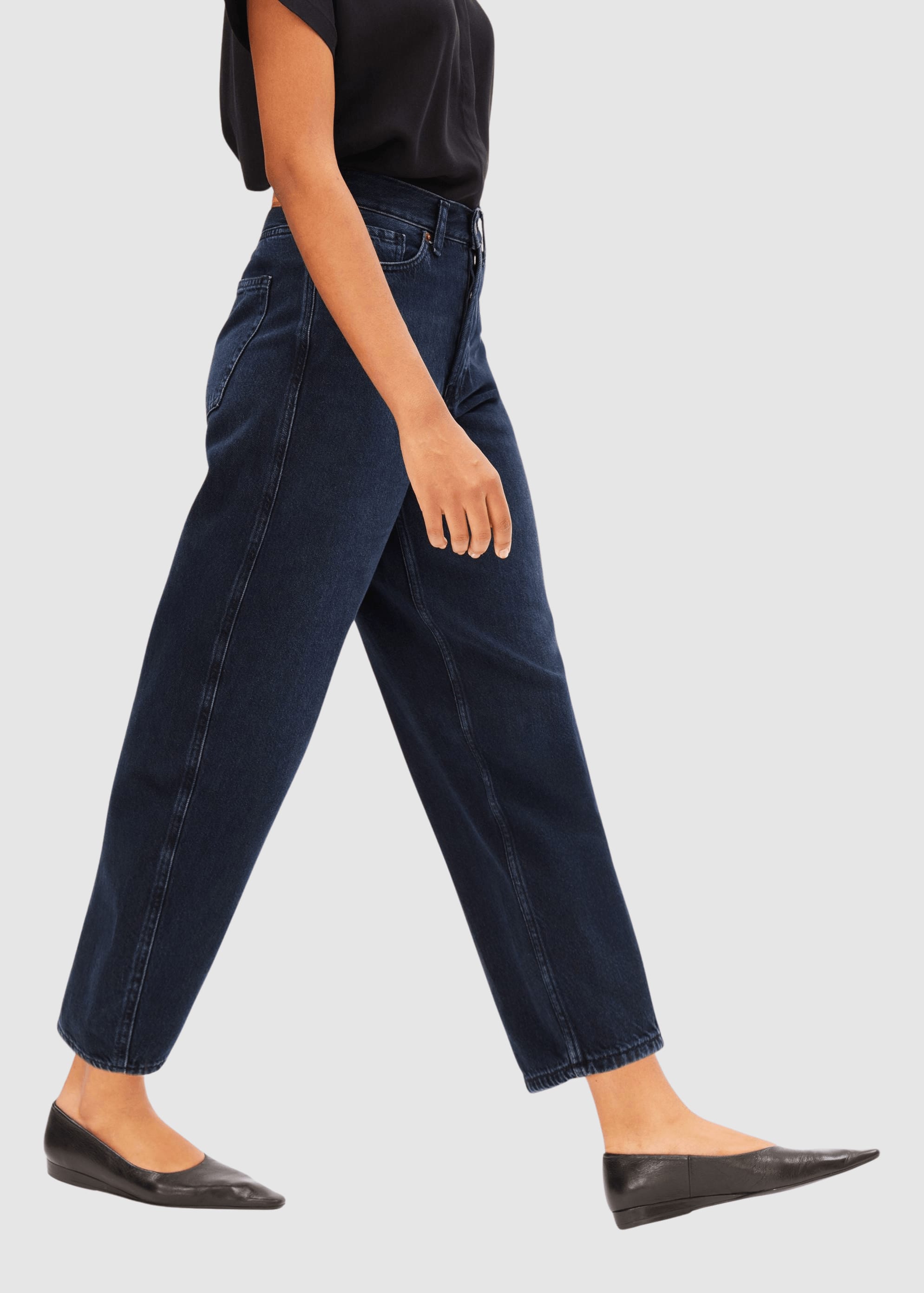 armedangels-baarly-high-waist-barrel-jean-fluid-ink-6.jpeg Baarly High Waist Barrel Jean Fluid Ink