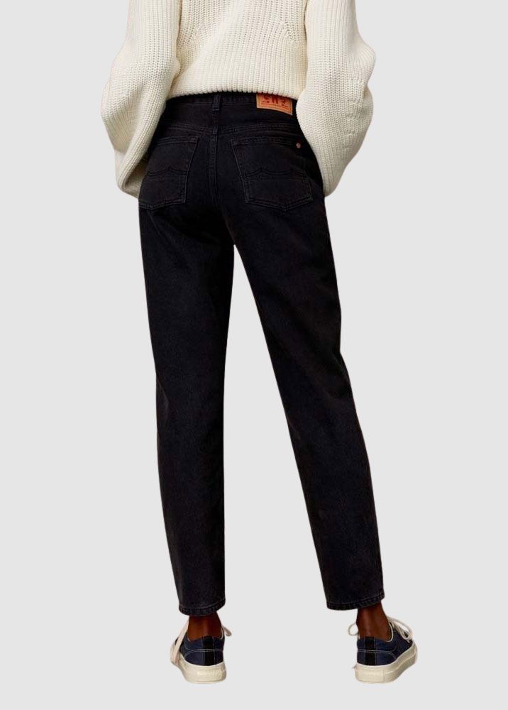 Caroline Cropped Caroline Cropped