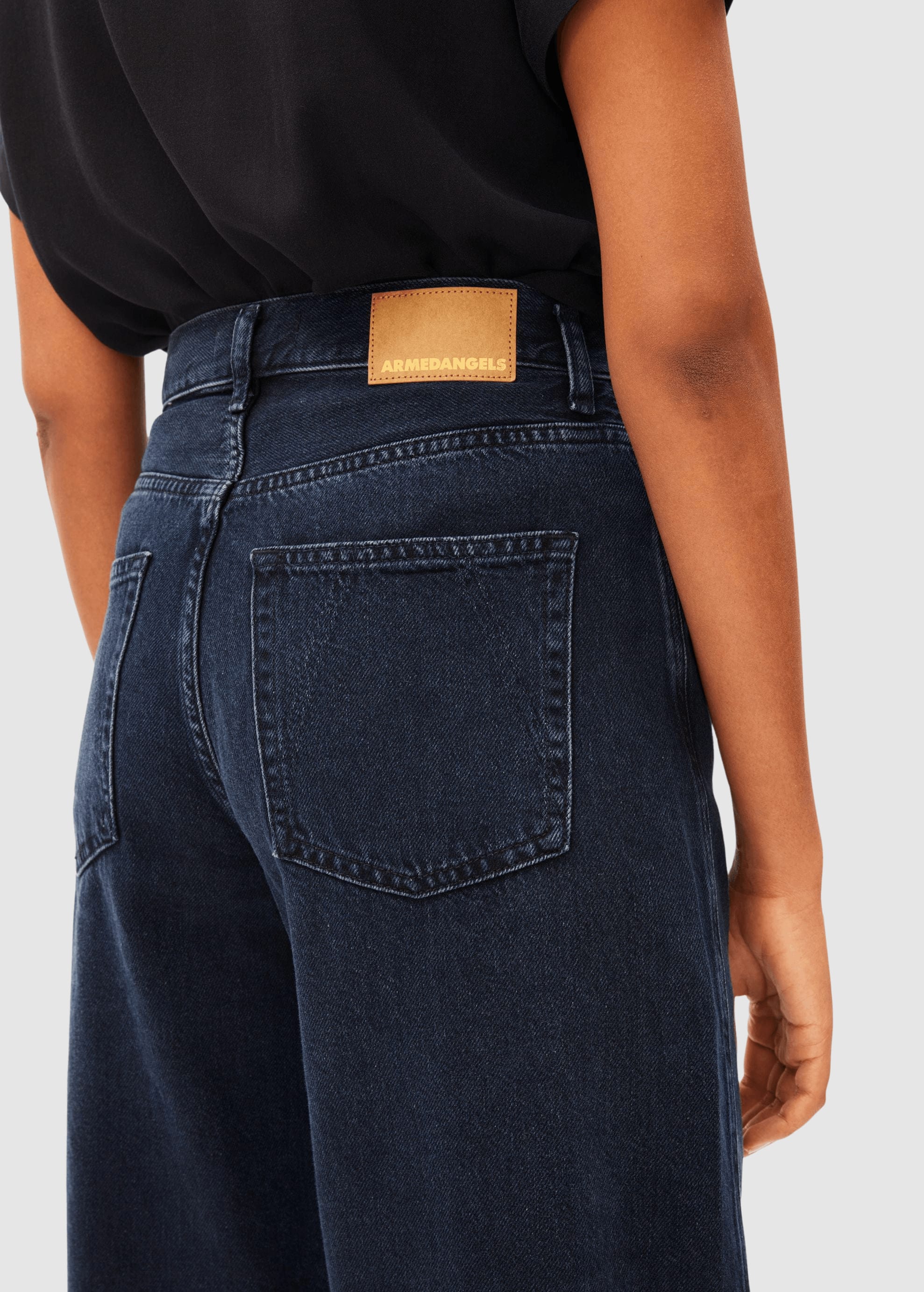armedangels-baarly-high-waist-barrel-jean-fluid-ink-3.jpeg Baarly High Waist Barrel Jean Fluid Ink